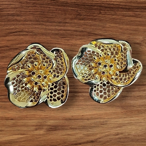 Ivana Trump Vintage Gold Tone Clip on earrings - Picture 1 of 6